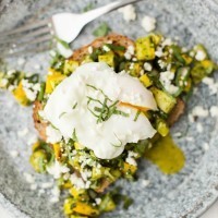 Pesto Summer Squash Bruschetta with Poached Eggs | http://todays-picks.store