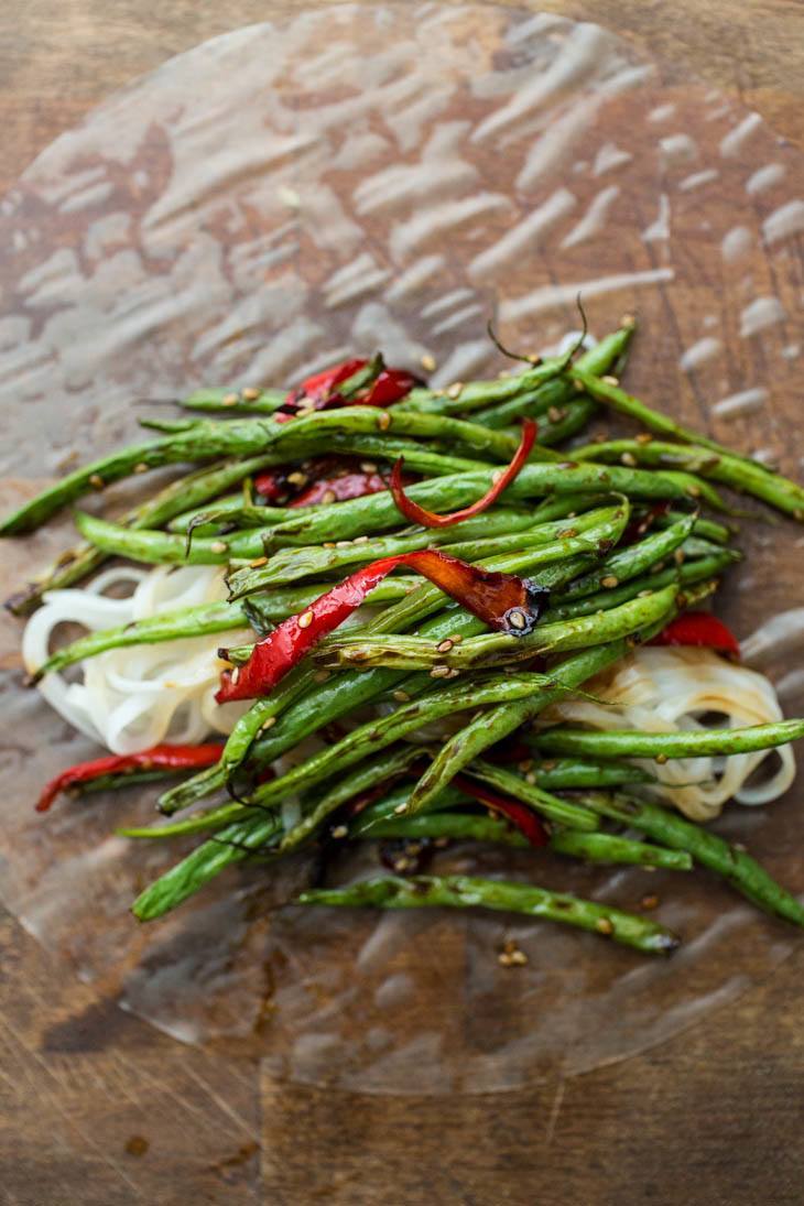 Roasted Green Bean and Red Pepper Summer Rolls | http://todays-picks.store